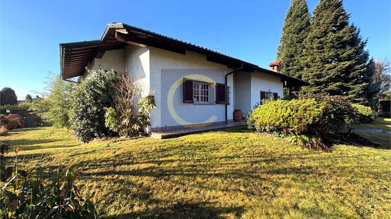 VILLA SINGOLA CON AMPIO GIARDINO PRIVATO