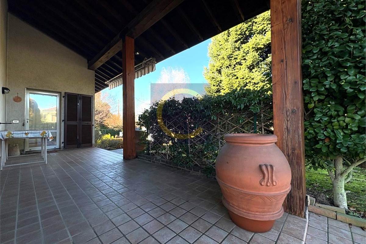 VILLA SINGOLA CON AMPIO GIARDINO PRIVATO