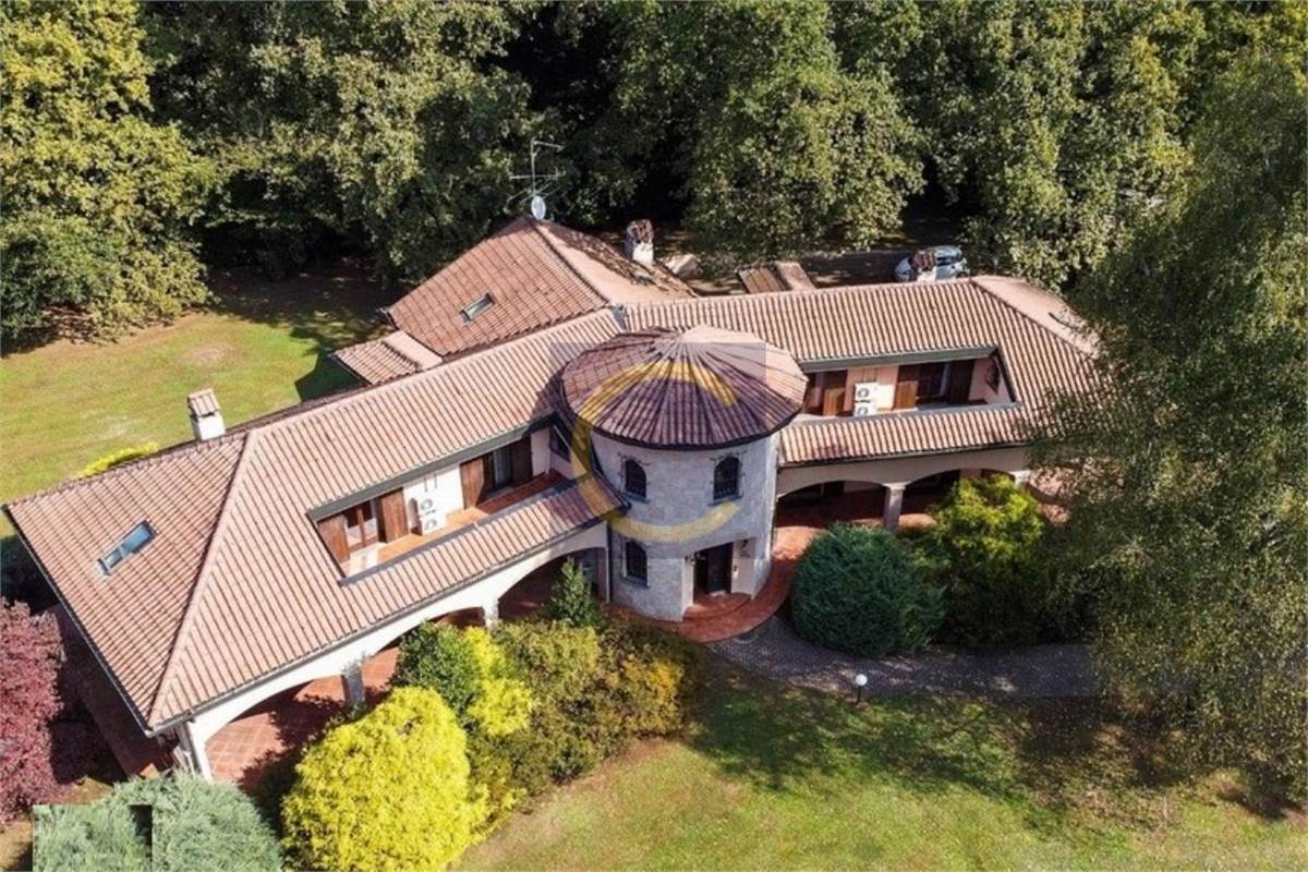 PRESTIGIOSA VILLA INDIPENDENTE CON PARCO PRIVATO