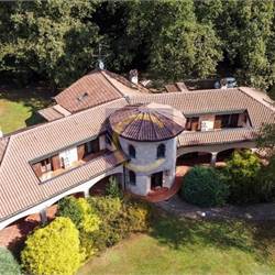 PRESTIGIOSA VILLA INDIPENDENTE CON PARCO PRIVATO