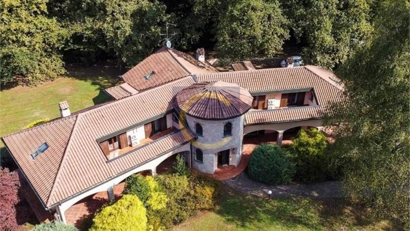 PRESTIGIOSA VILLA INDIPENDENTE CON PARCO PRIVATO