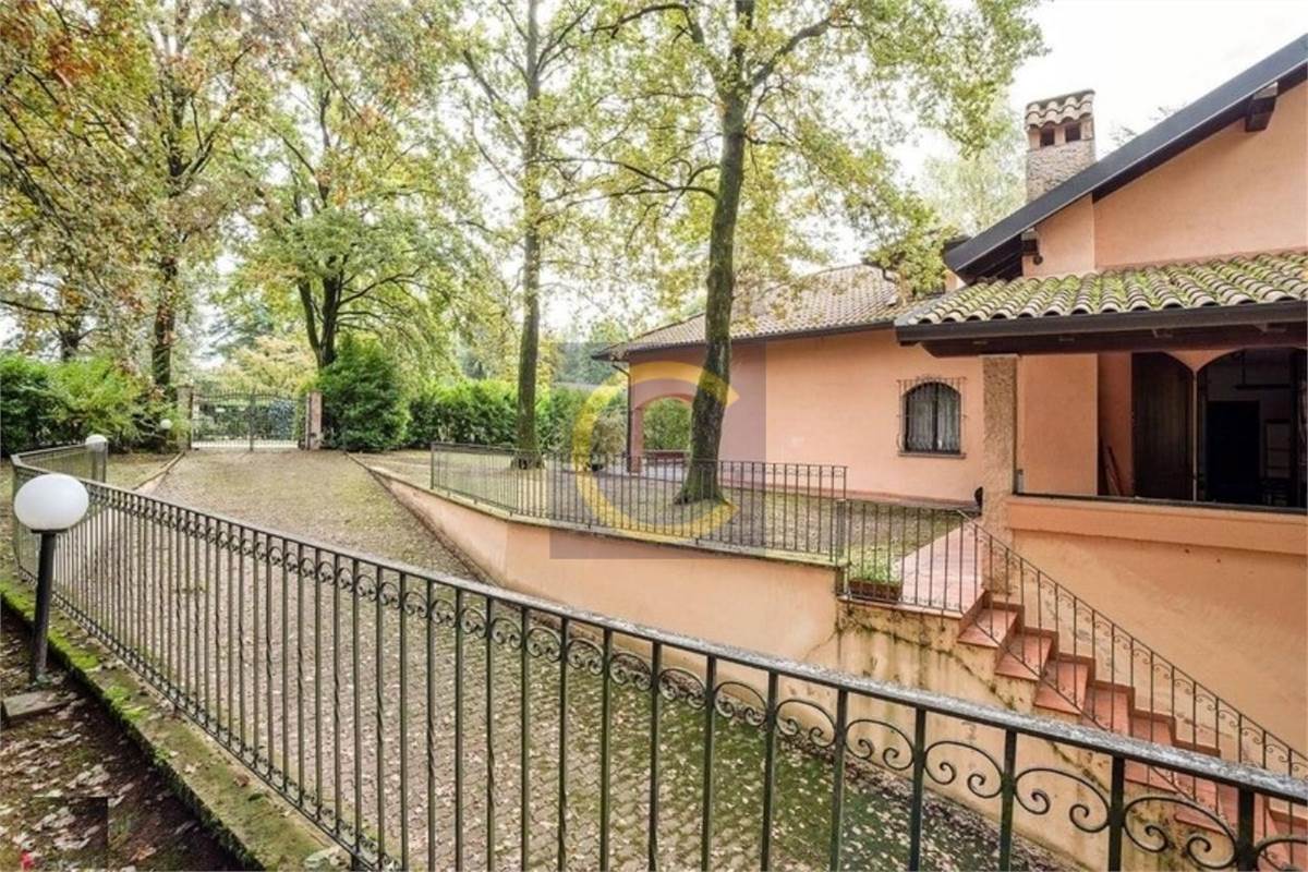 PRESTIGIOSA VILLA INDIPENDENTE CON PARCO PRIVATO