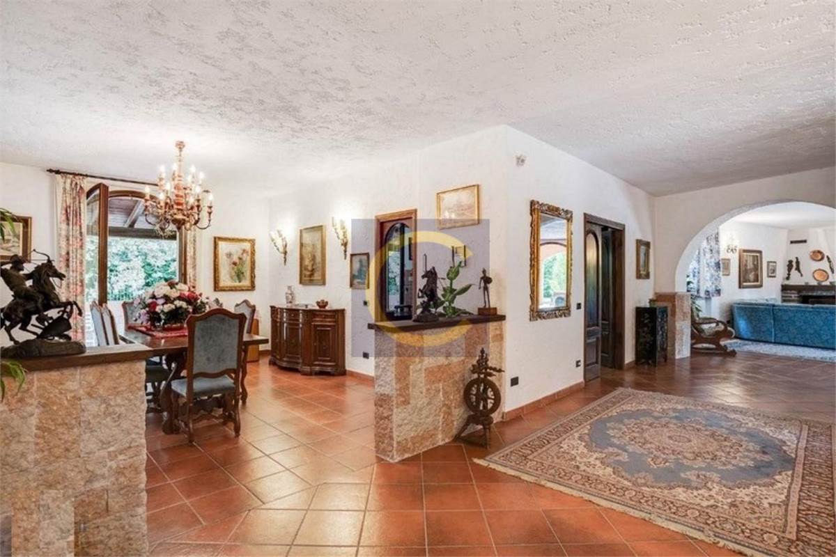 PRESTIGIOSA VILLA INDIPENDENTE CON PARCO PRIVATO