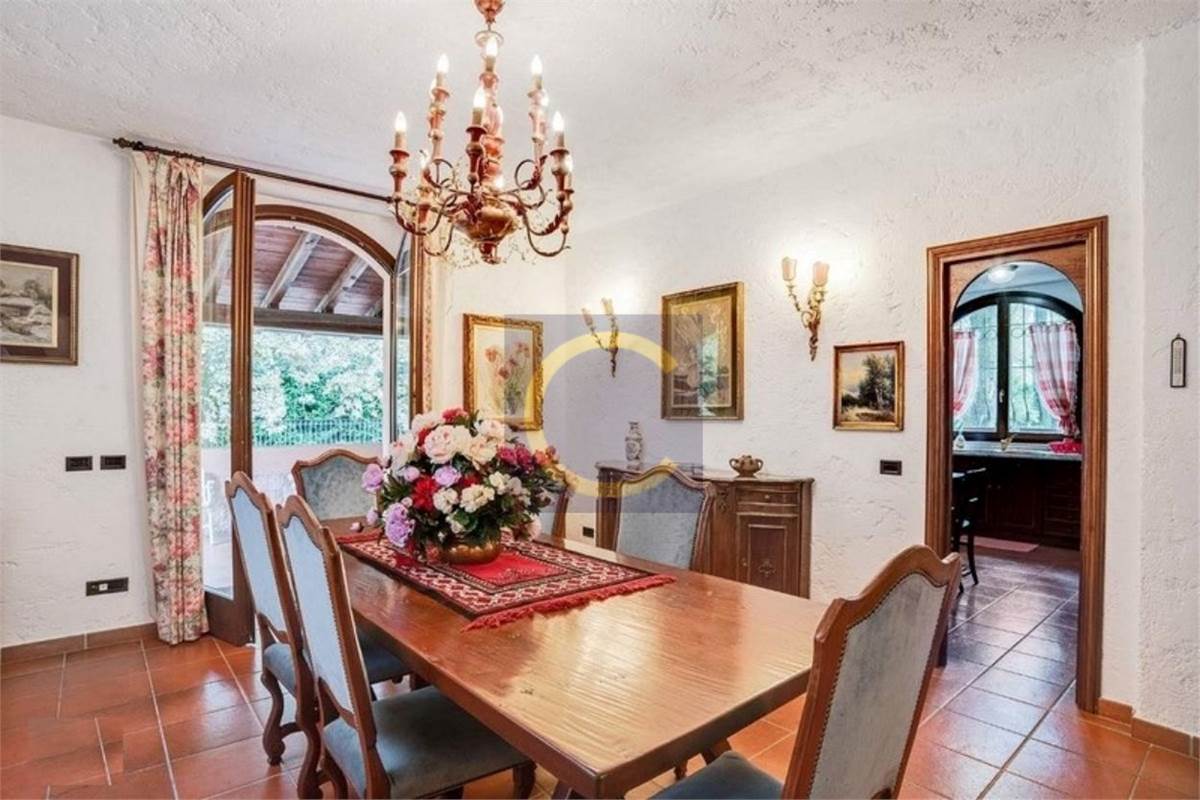 PRESTIGIOSA VILLA INDIPENDENTE CON PARCO PRIVATO