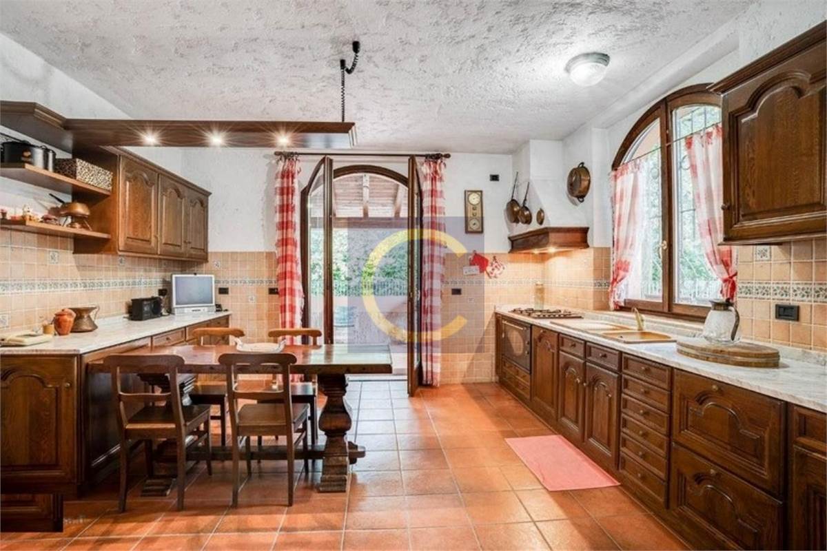 PRESTIGIOSA VILLA INDIPENDENTE CON PARCO PRIVATO