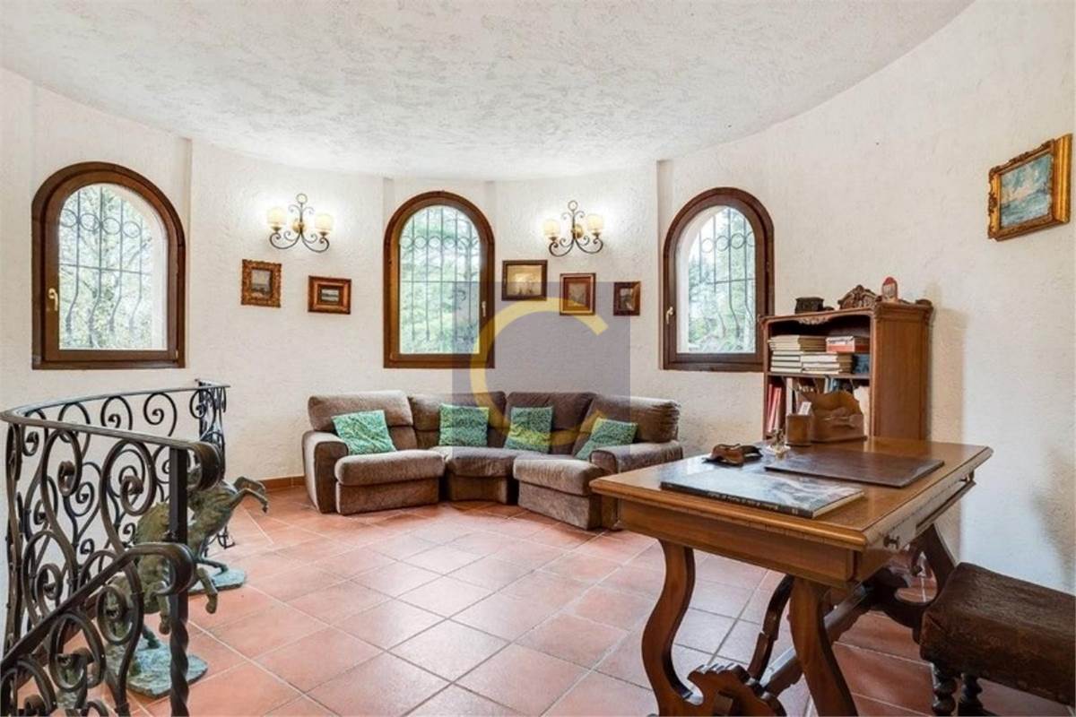 PRESTIGIOSA VILLA INDIPENDENTE CON PARCO PRIVATO