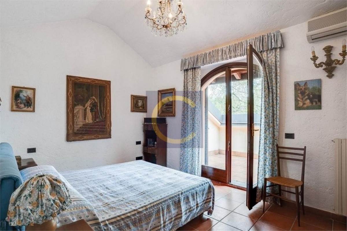 PRESTIGIOSA VILLA INDIPENDENTE CON PARCO PRIVATO