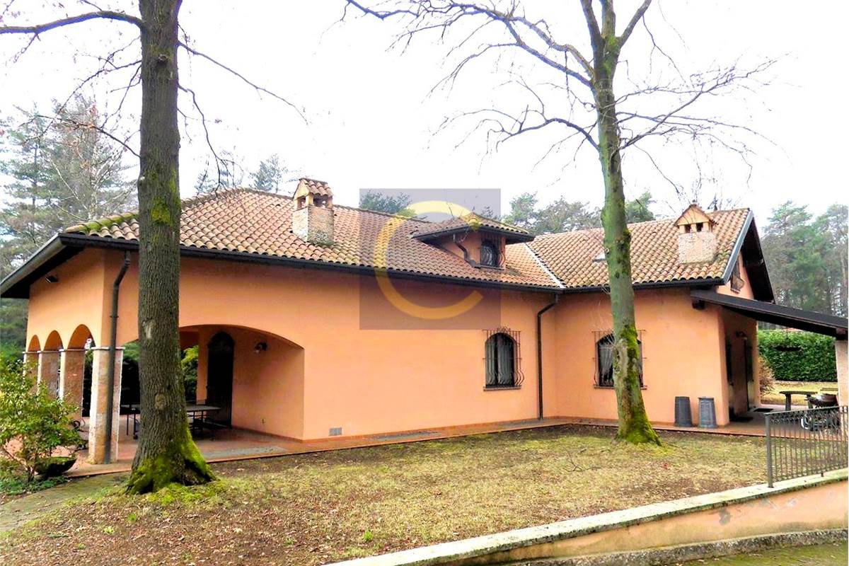 PRESTIGIOSA VILLA INDIPENDENTE CON PARCO PRIVATO