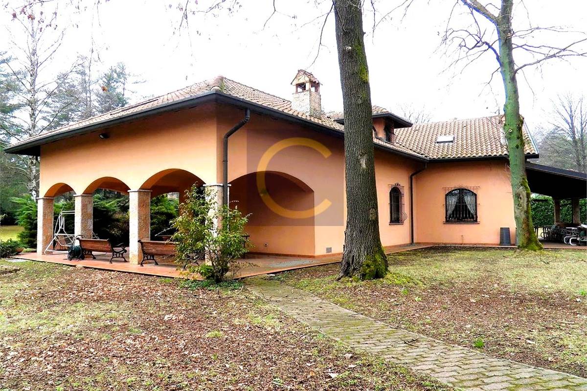 PRESTIGIOSA VILLA INDIPENDENTE CON PARCO PRIVATO