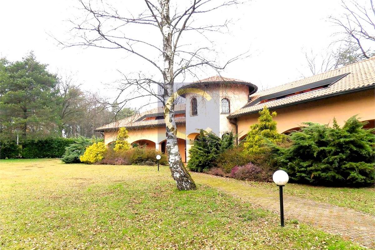 PRESTIGIOSA VILLA INDIPENDENTE CON PARCO PRIVATO