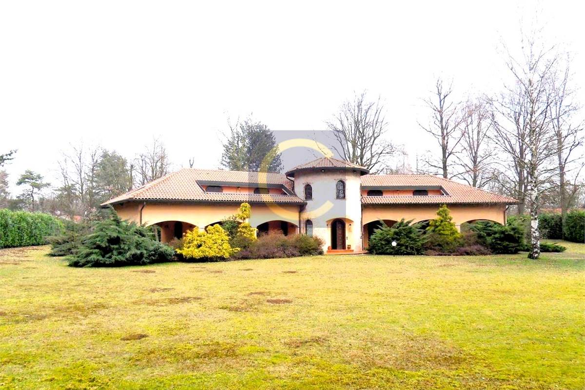 PRESTIGIOSA VILLA INDIPENDENTE CON PARCO PRIVATO