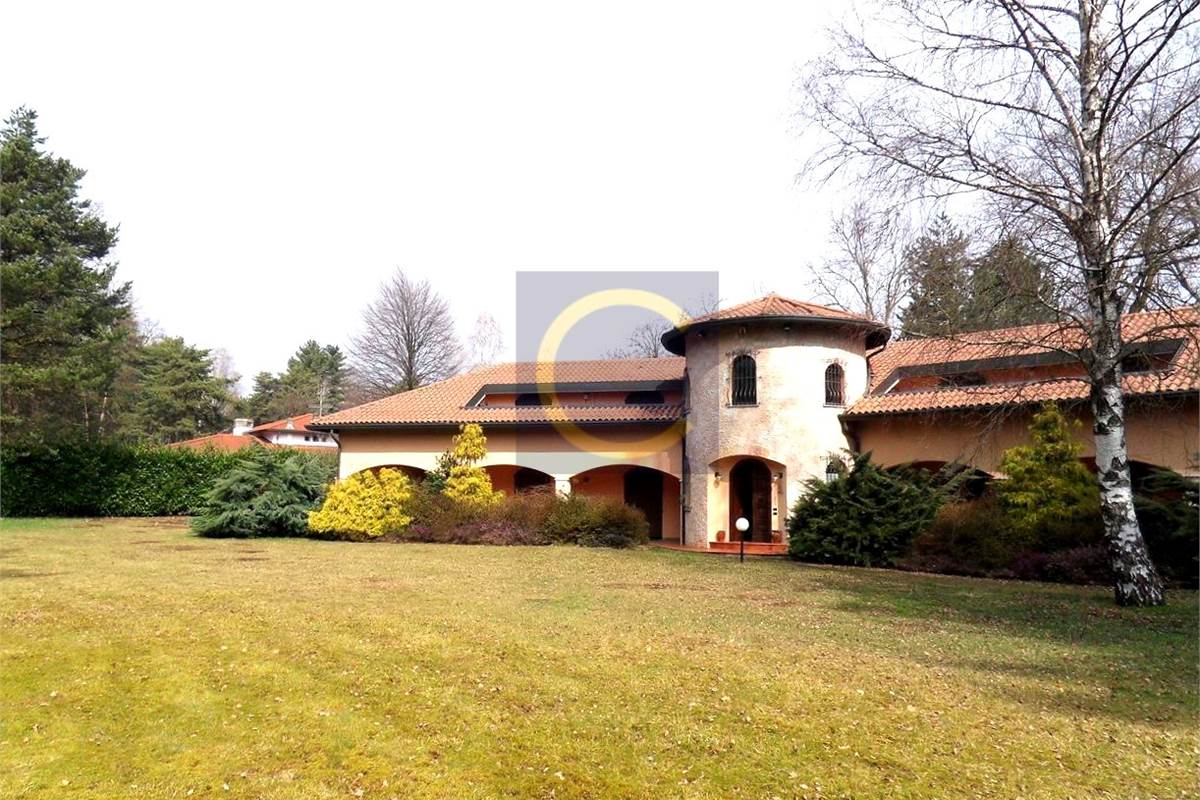 PRESTIGIOSA VILLA INDIPENDENTE CON PARCO PRIVATO