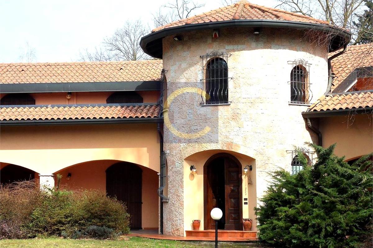 PRESTIGIOSA VILLA INDIPENDENTE CON PARCO PRIVATO