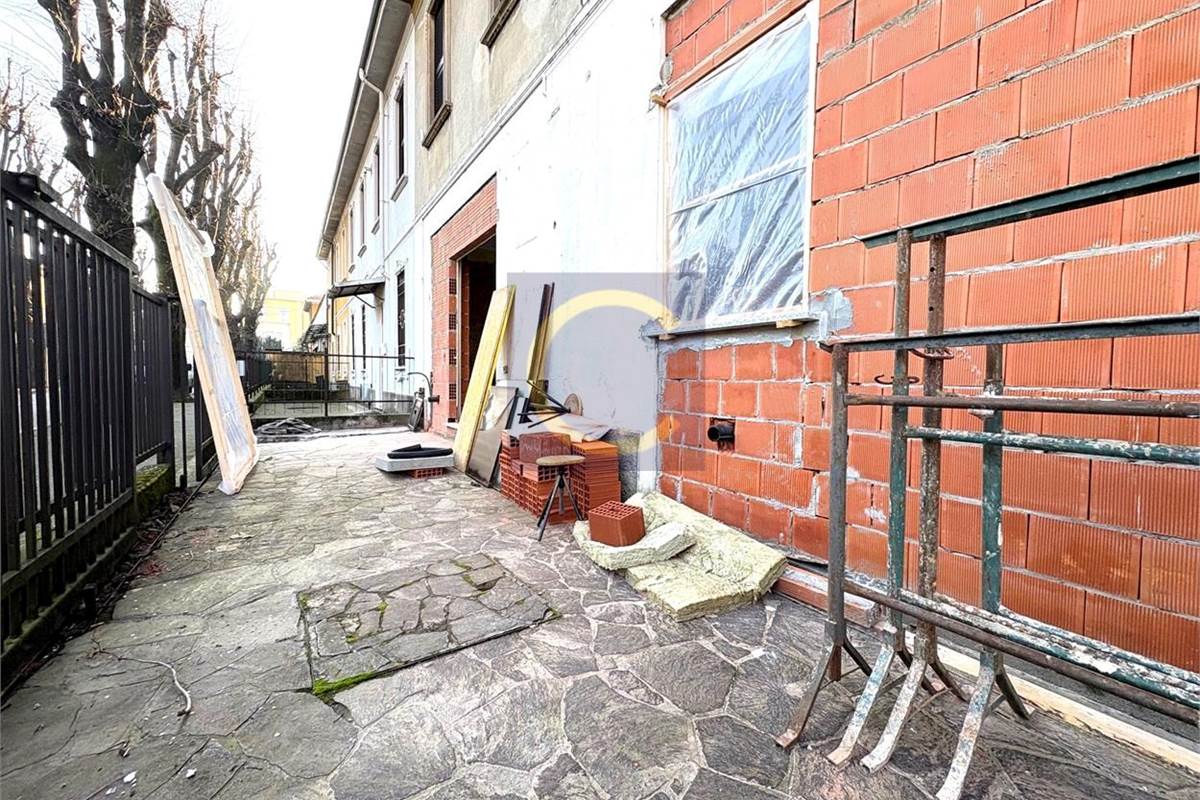 AMPIO BILOCALE RISTRUTTURATO A NUOVO CON AREA ESTERNA