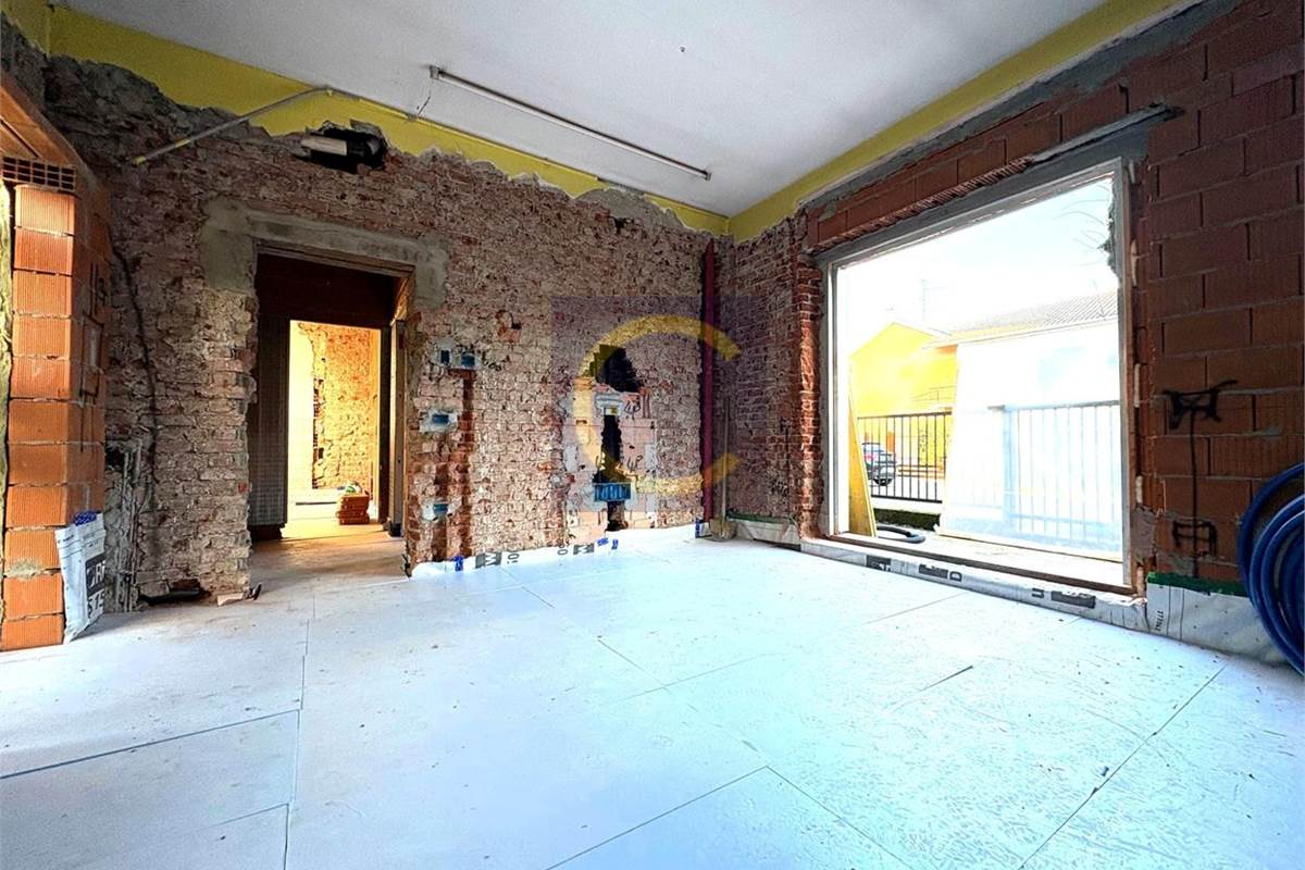 AMPIO BILOCALE RISTRUTTURATO A NUOVO CON AREA ESTERNA