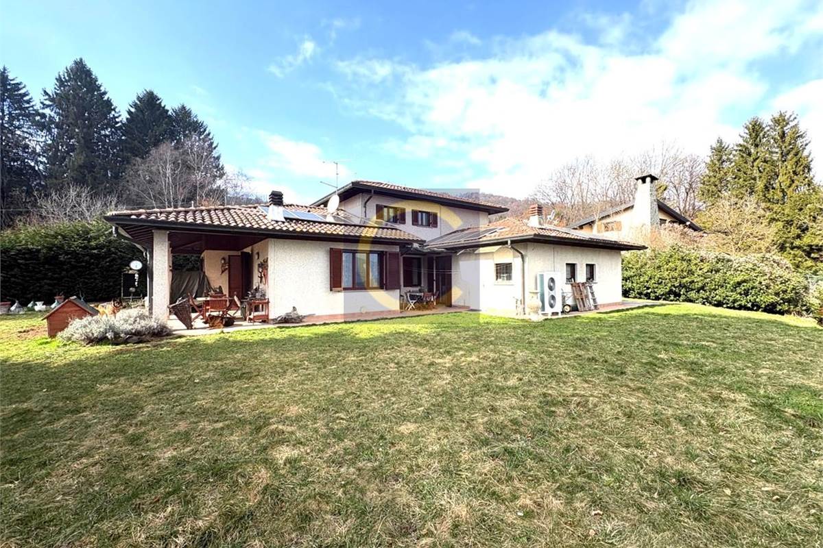 VILLA SINGOLA CON AMPIO GIARDINO A LANZO D'INTELVI