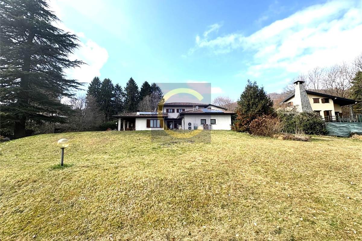VILLA SINGOLA CON AMPIO GIARDINO A LANZO D'INTELVI