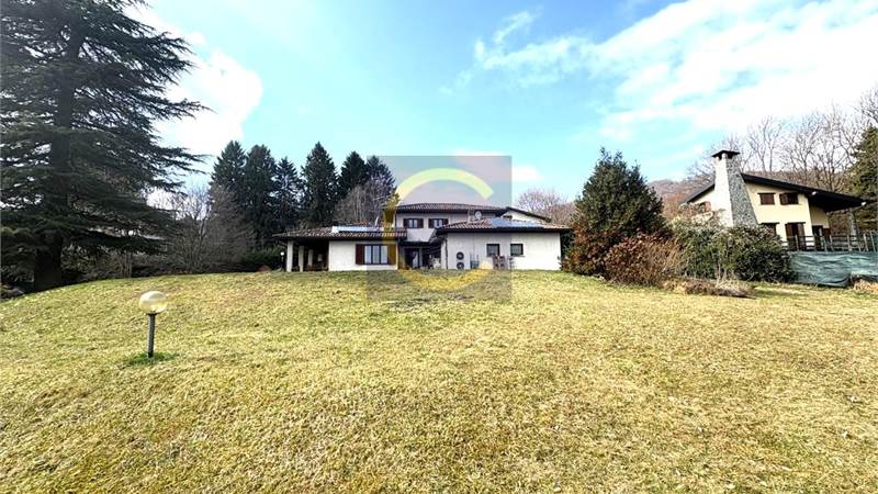 VILLA SINGOLA CON AMPIO GIARDINO A LANZO D'INTELVI