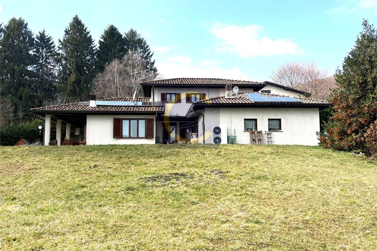VILLA SINGOLA CON AMPIO GIARDINO A LANZO D'INTELVI