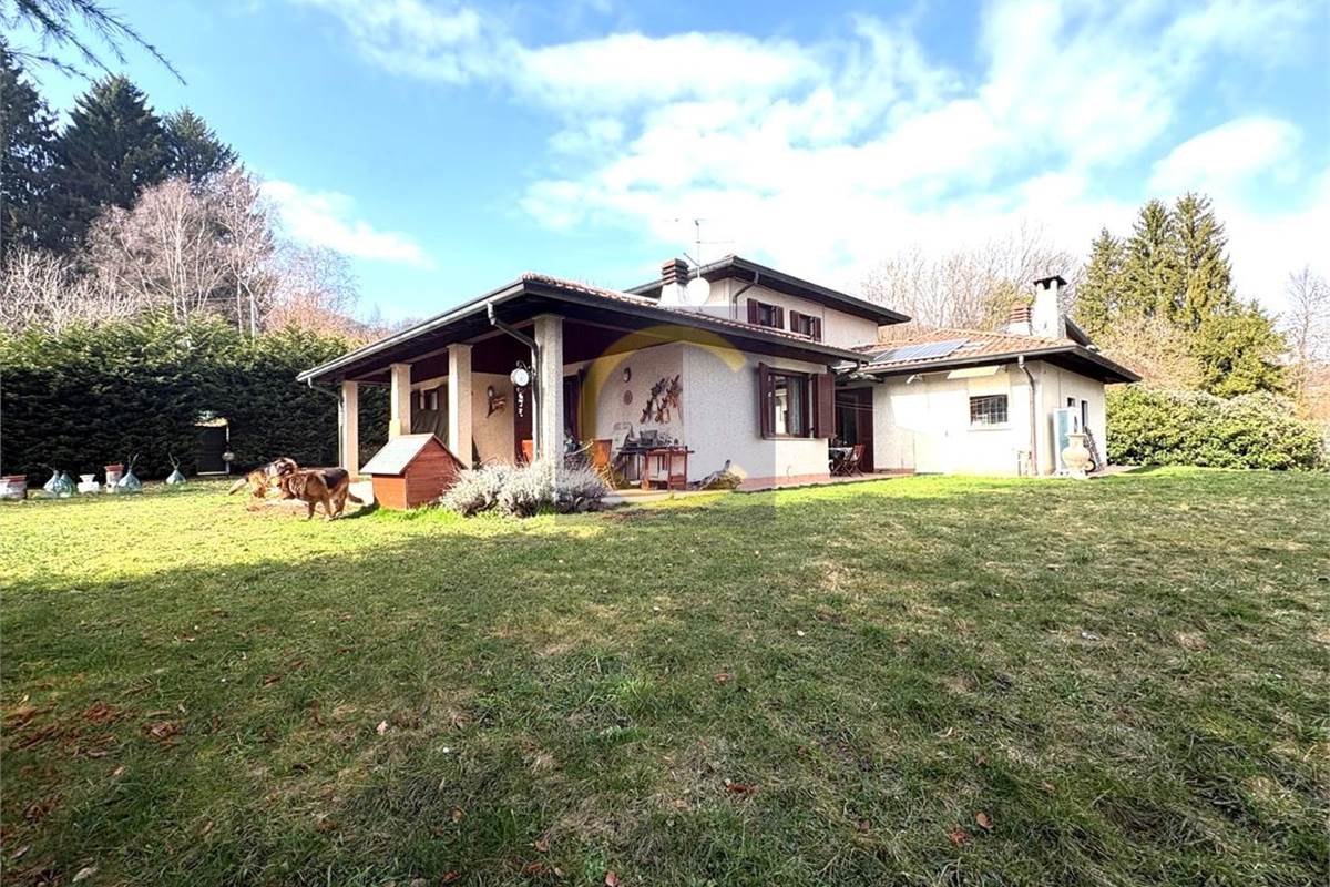 VILLA SINGOLA CON AMPIO GIARDINO A LANZO D'INTELVI