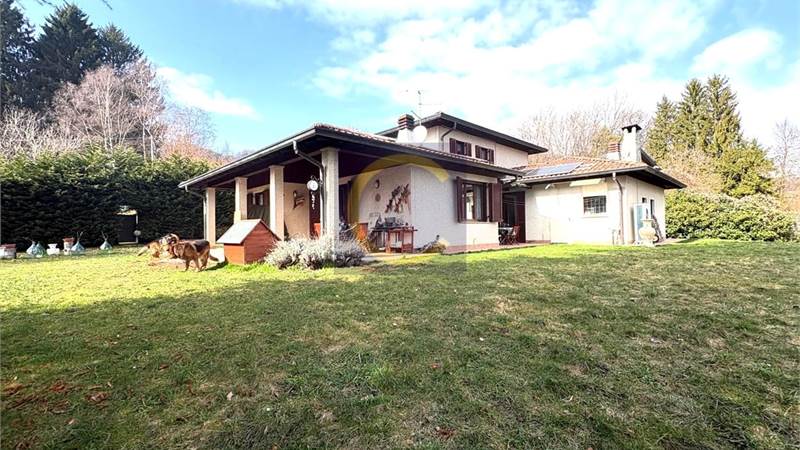 VILLA SINGOLA CON AMPIO GIARDINO A LANZO D'INTELVI