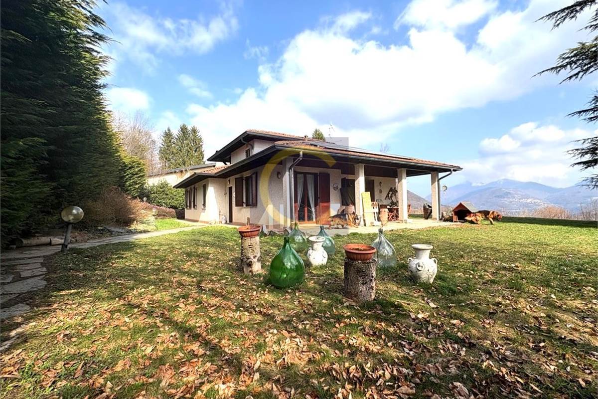 VILLA SINGOLA CON AMPIO GIARDINO A LANZO D'INTELVI