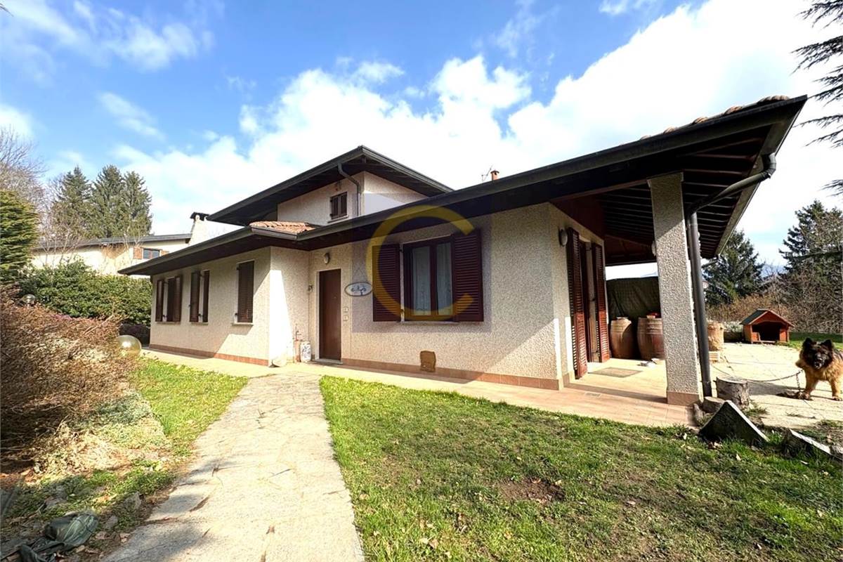 VILLA SINGOLA CON AMPIO GIARDINO A LANZO D'INTELVI