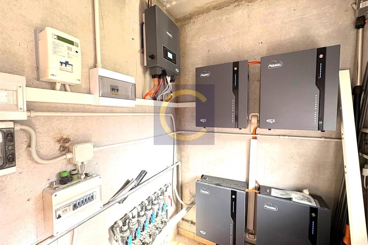 VILLA SINGOLA CON AMPIO GIARDINO A LANZO D'INTELVI