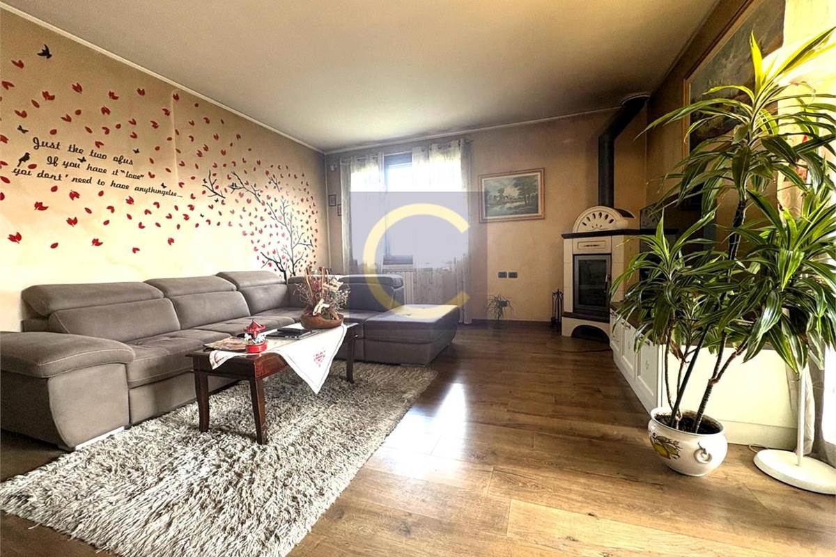 VILLA SINGOLA CON AMPIO GIARDINO A LANZO D'INTELVI