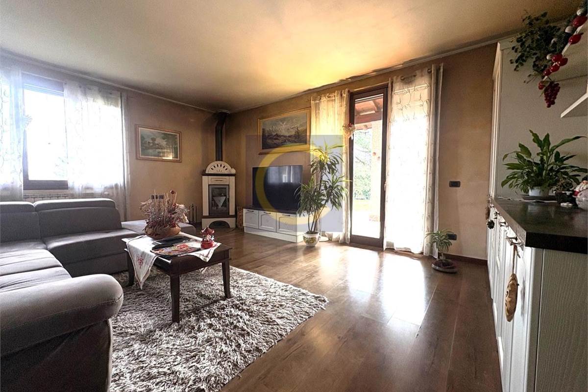 VILLA SINGOLA CON AMPIO GIARDINO A LANZO D'INTELVI