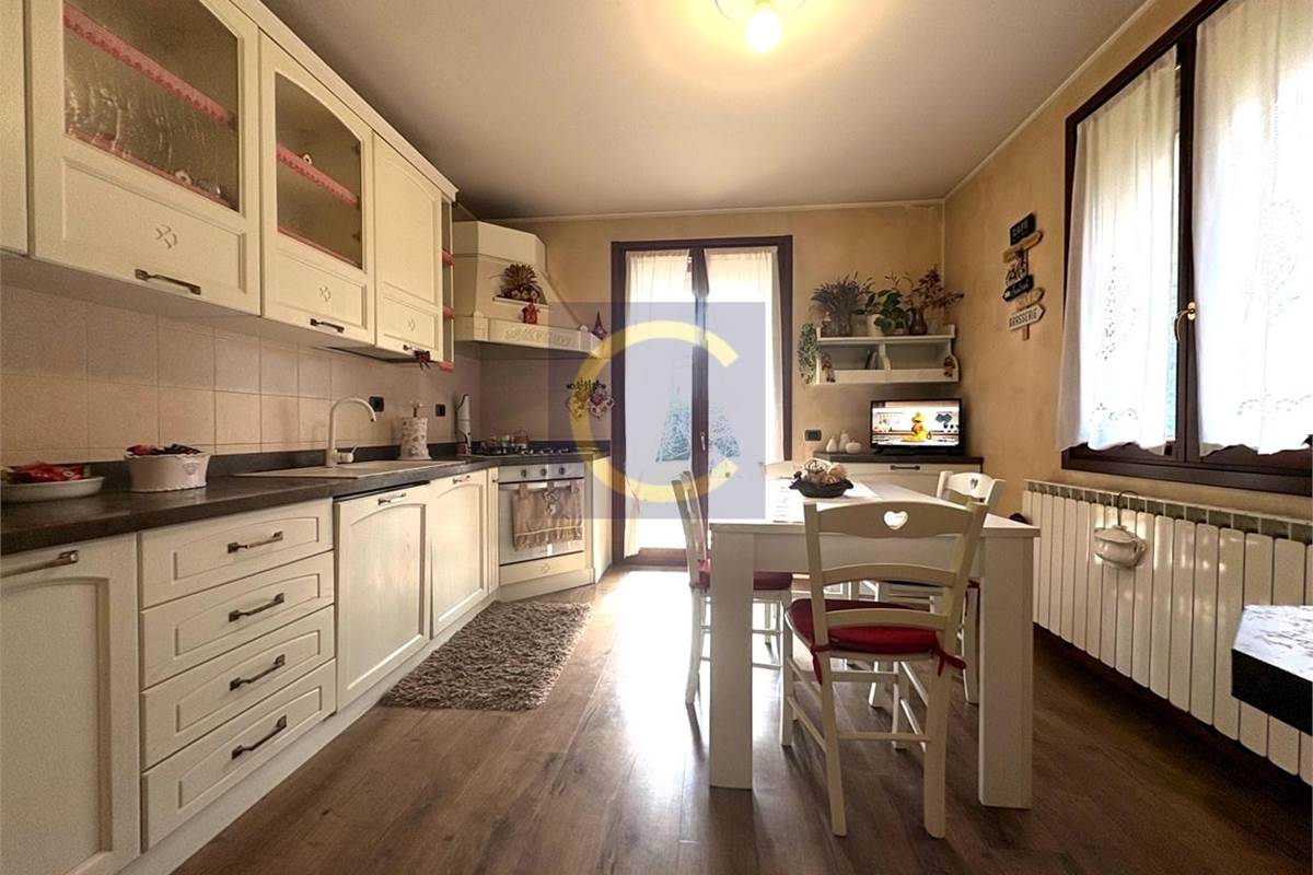 VILLA SINGOLA CON AMPIO GIARDINO A LANZO D'INTELVI