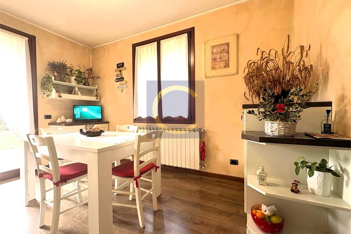 VILLA SINGOLA CON AMPIO GIARDINO A LANZO D'INTELVI