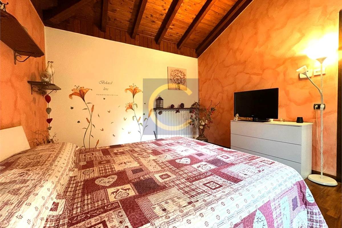 VILLA SINGOLA CON AMPIO GIARDINO A LANZO D'INTELVI