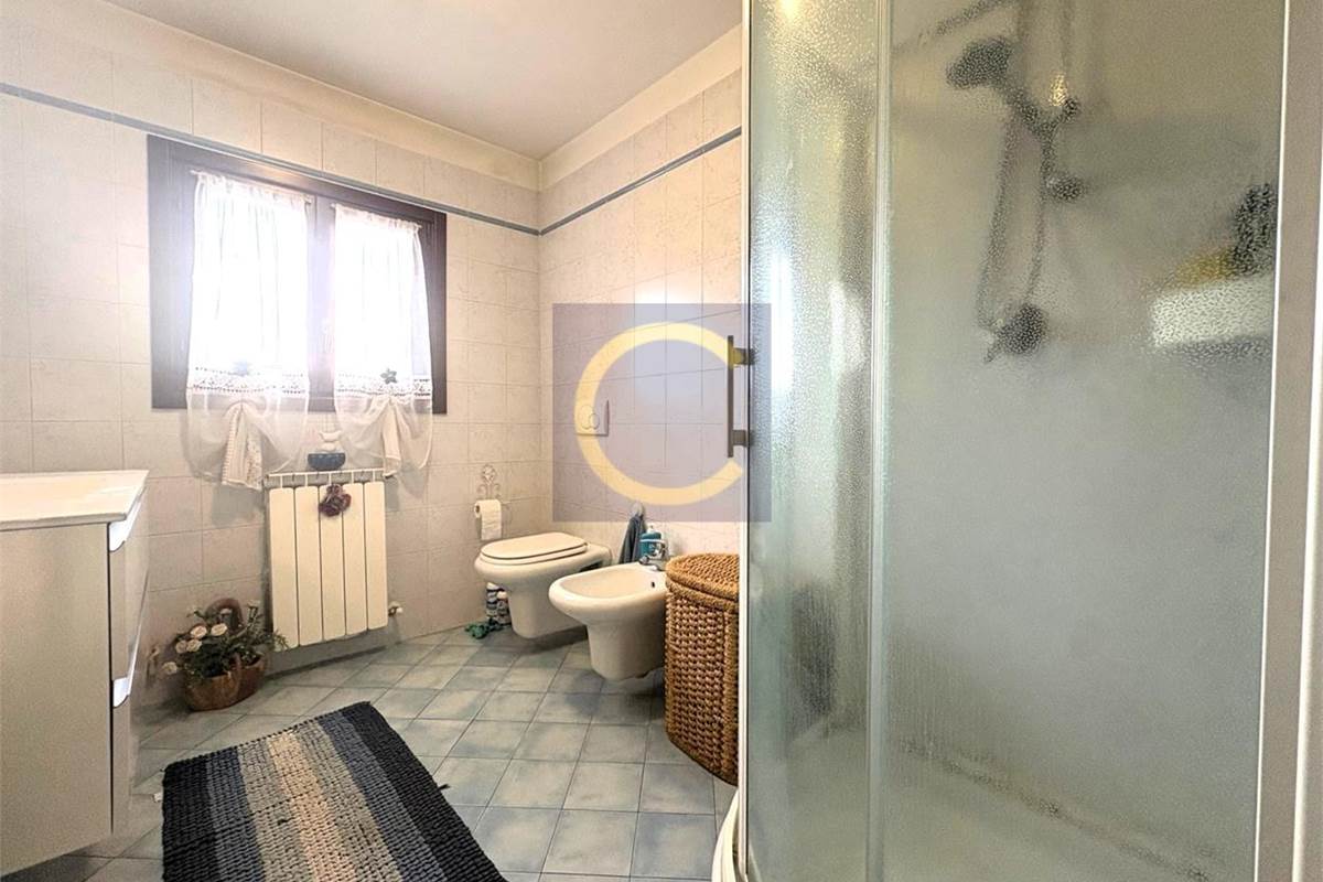 VILLA SINGOLA CON AMPIO GIARDINO A LANZO D'INTELVI