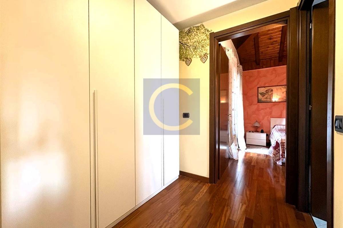 VILLA SINGOLA CON AMPIO GIARDINO A LANZO D'INTELVI