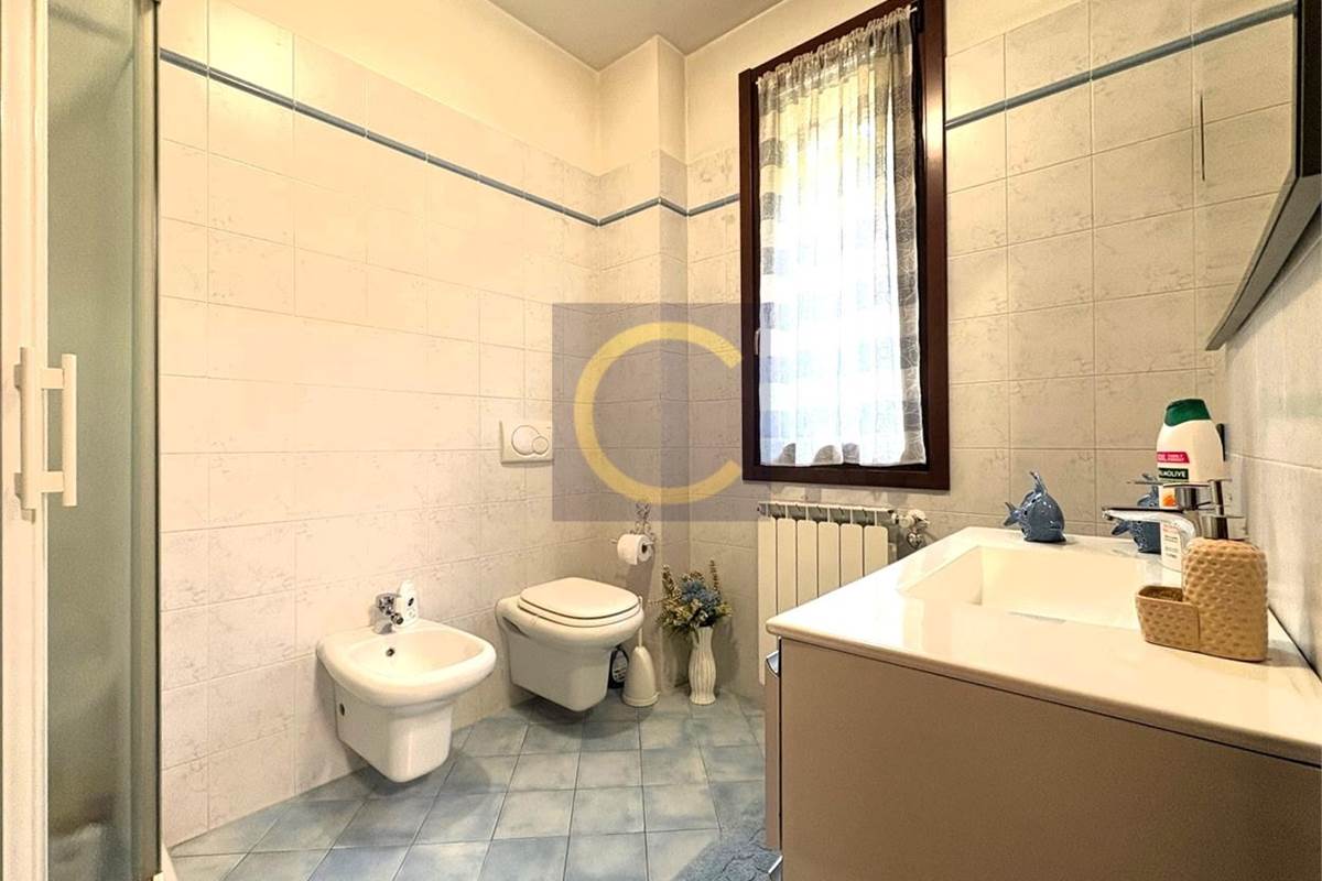 VILLA SINGOLA CON AMPIO GIARDINO A LANZO D'INTELVI