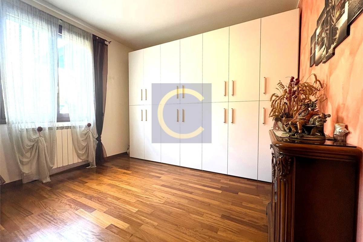 VILLA SINGOLA CON AMPIO GIARDINO A LANZO D'INTELVI