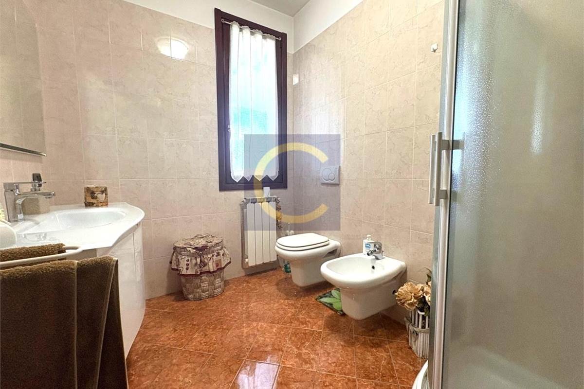 VILLA SINGOLA CON AMPIO GIARDINO A LANZO D'INTELVI