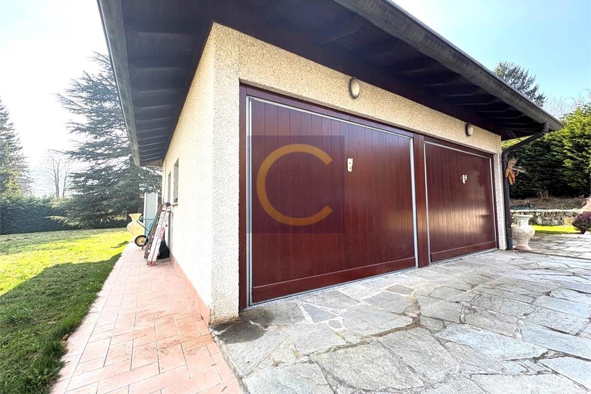 VILLA SINGOLA CON AMPIO GIARDINO A LANZO D'INTELVI