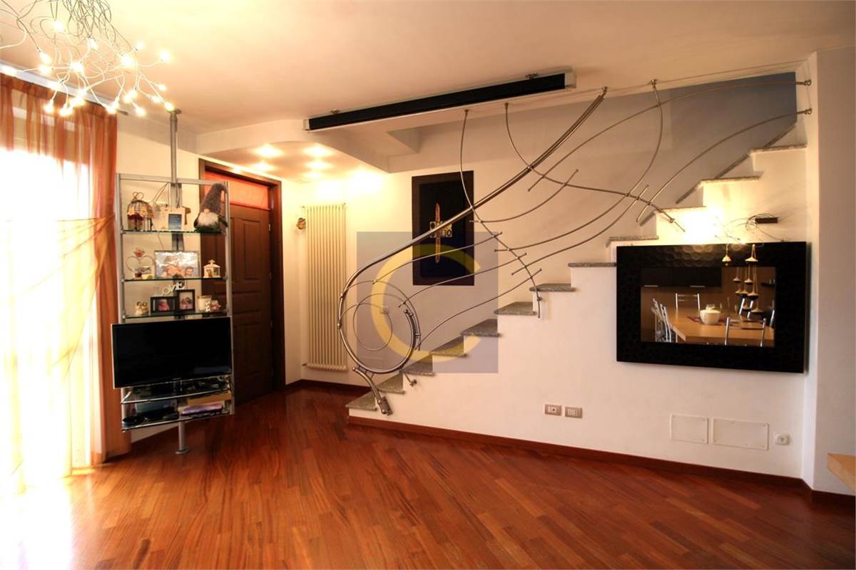 VILLETTA A SCHIERA IN TRANQUILLA RESIDENZA