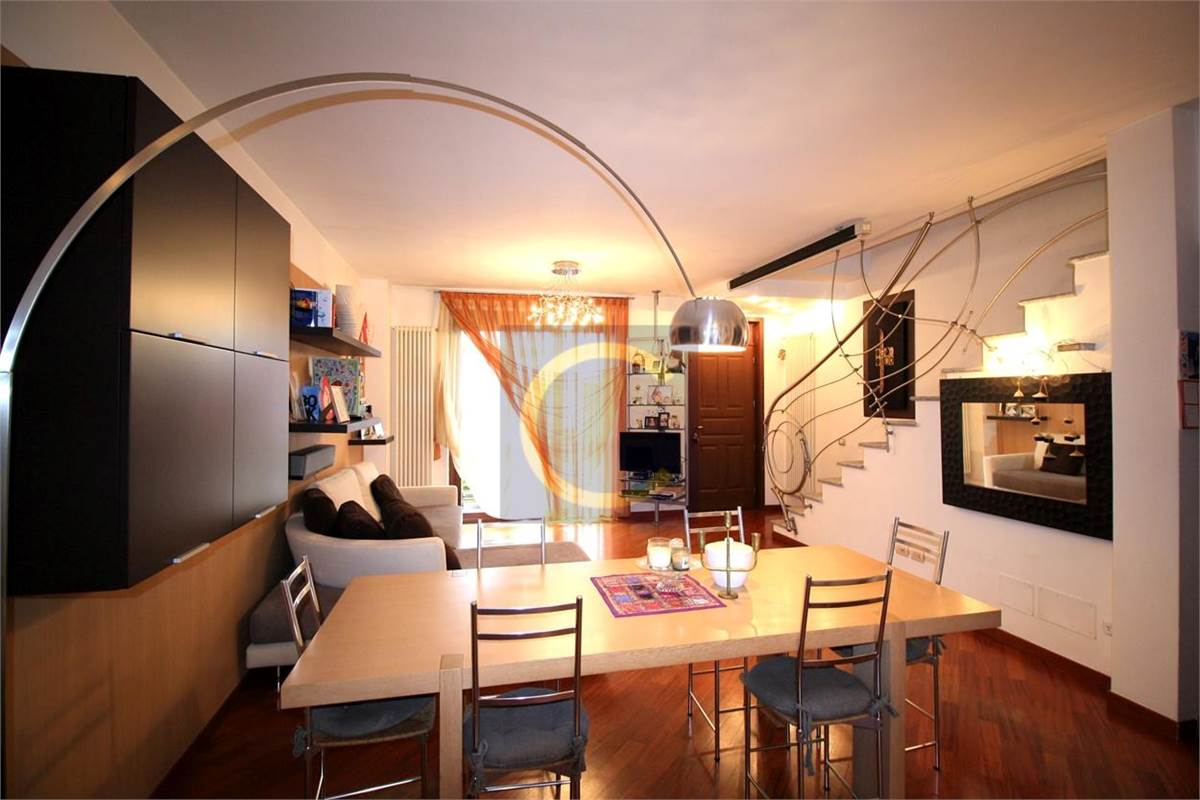 VILLETTA A SCHIERA IN TRANQUILLA RESIDENZA