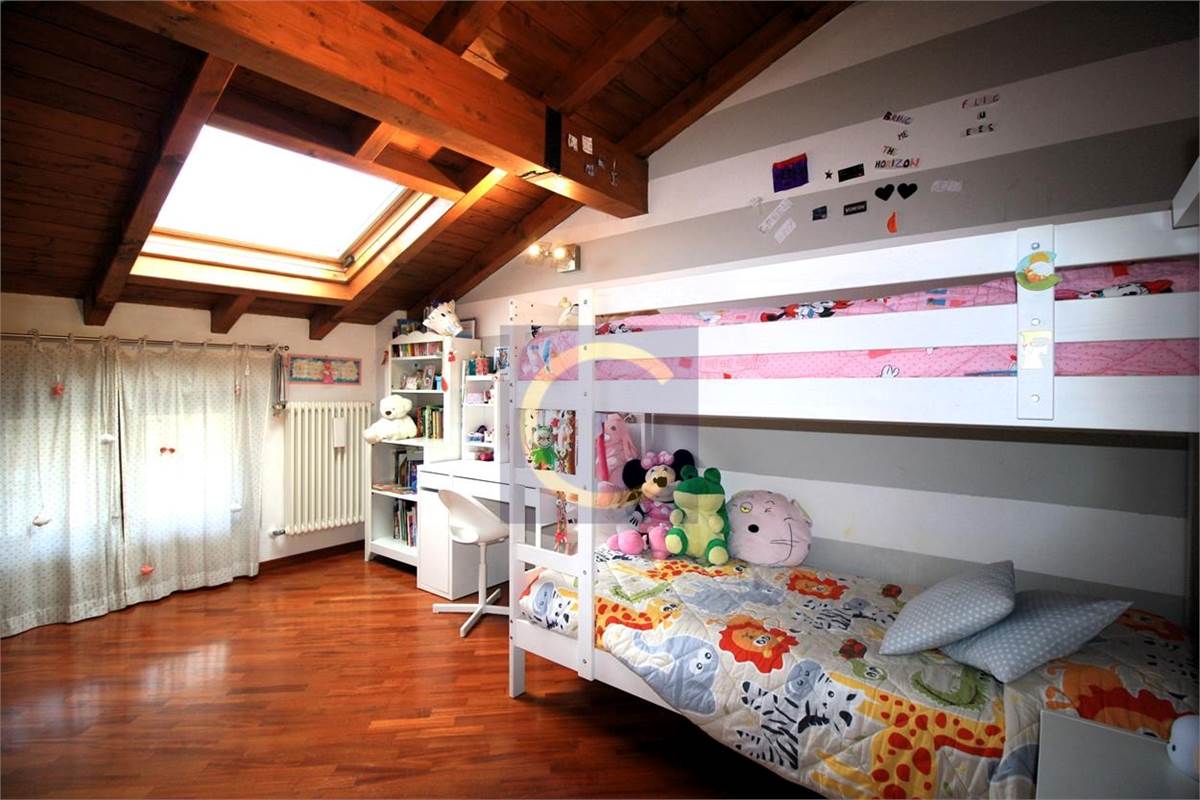 VILLETTA A SCHIERA IN TRANQUILLA RESIDENZA