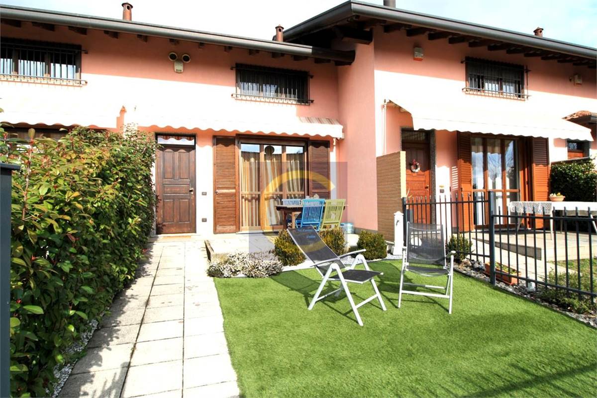 VILLETTA A SCHIERA IN TRANQUILLA RESIDENZA