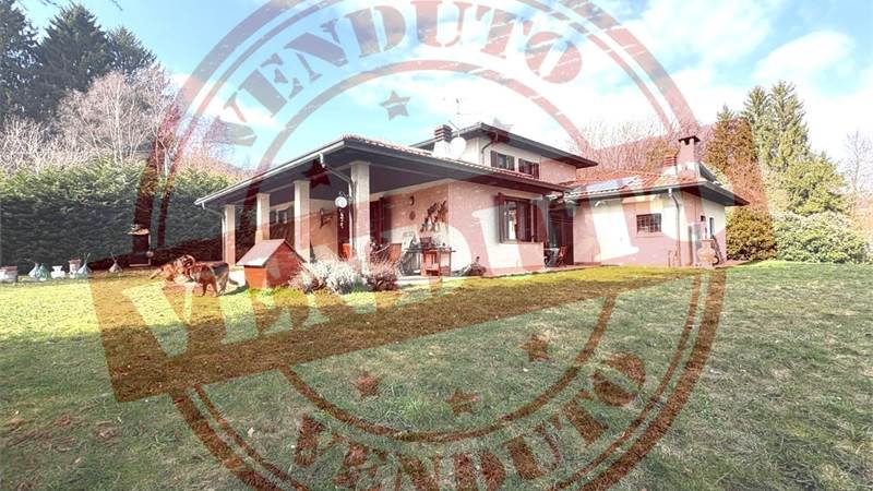 VILLA SINGOLA CON AMPIO GIARDINO A LANZO D'INTELVI