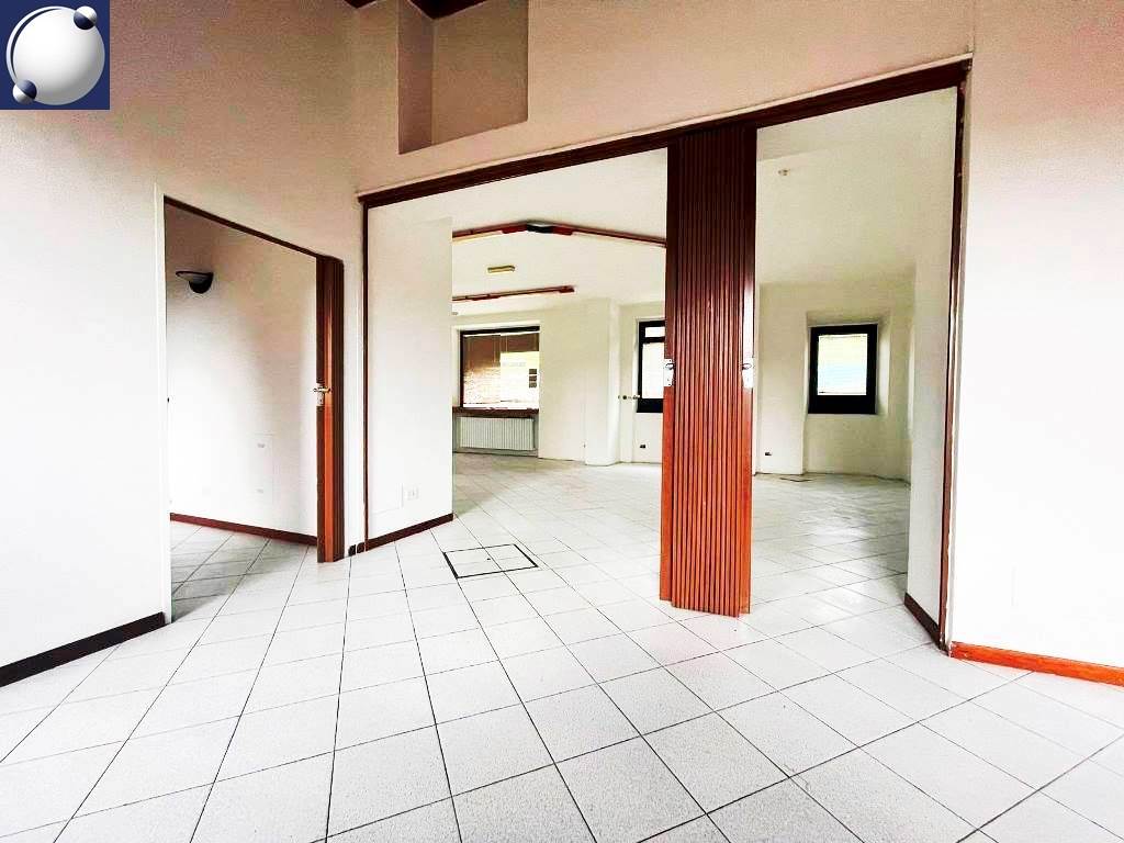 Rif. 9077 - Eupilio/Negozio