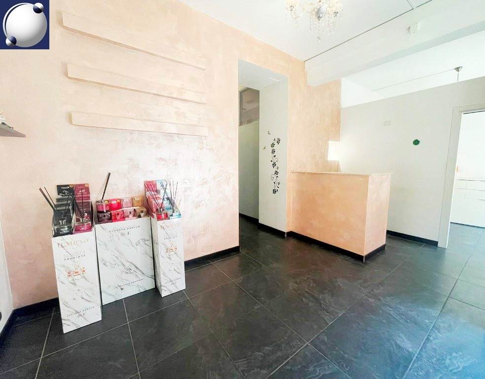 Rif. 9020 - Alzate Brianza/Negozio