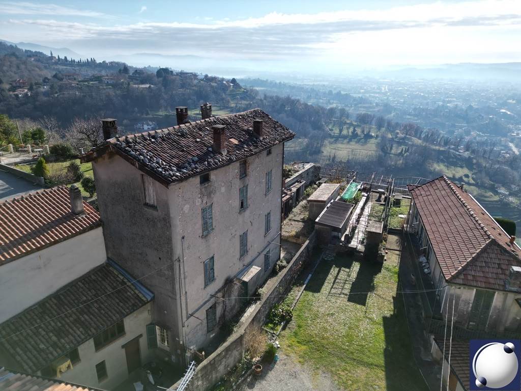 Rif. 10520 - Castelmarte/Porzione di casa