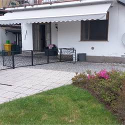 In bifamiliare senza spese con giardino e box