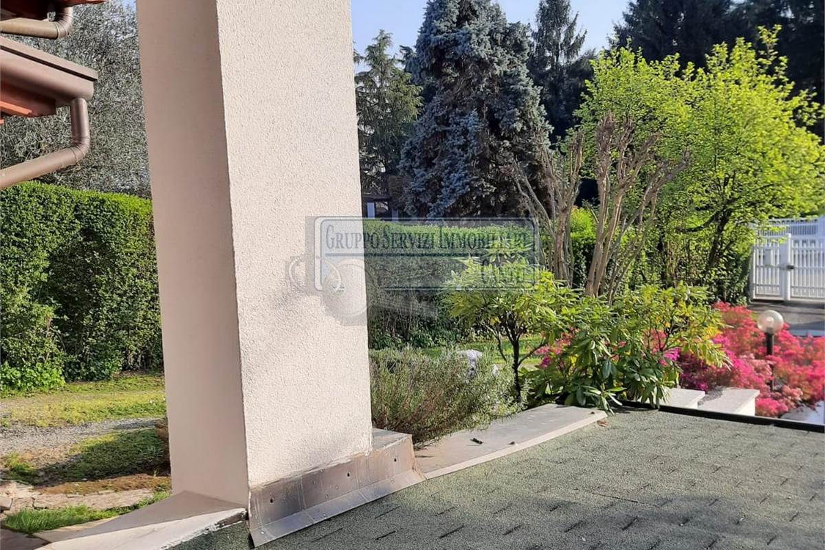 Libera villa a schiera con ingresso indipendente 