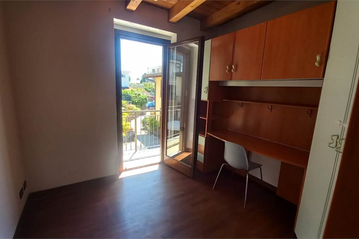 Libero con balcone travi a vista e camino